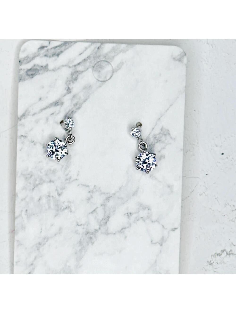 5871u. Silvertone Glass Bling Earring